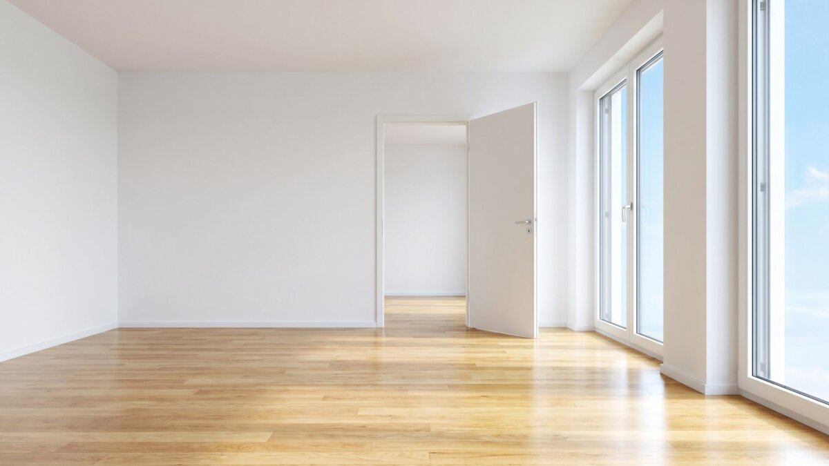 Leere frisch gereinigte Wohnung am Umzugstag mit geschrubbtem Boden