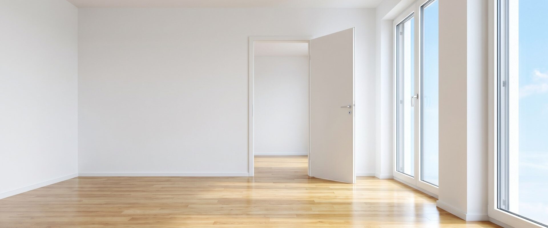 Leere frisch gereinigte Wohnung am Umzugstag mit geschrubbtem Boden